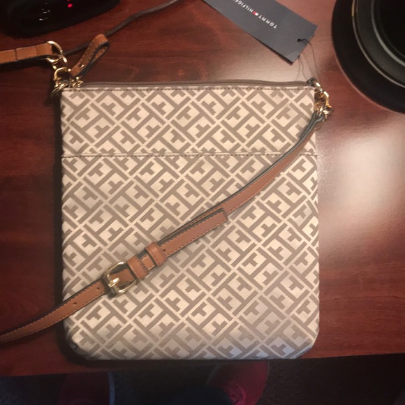 ❌SOLD❌Tommy Hilfiger Crossbody - Picture 5 of 8